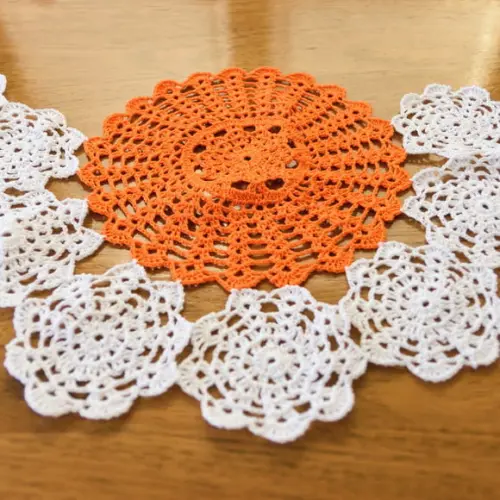 Caminho de Mesa Laranja e Branco em Crochê