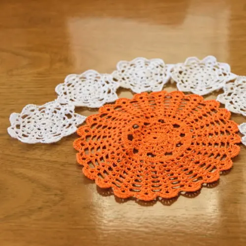 Caminho de Mesa Laranja e Branco em Crochê