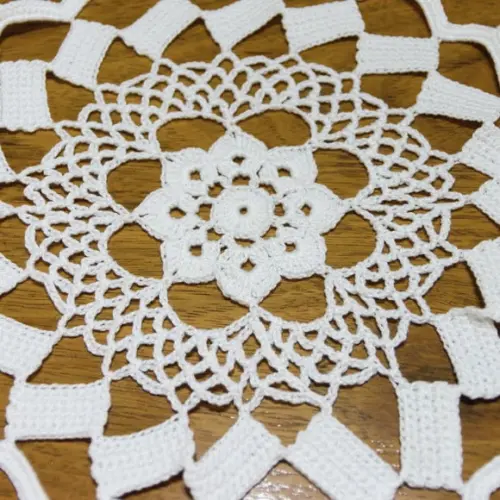Centro de Mesa em Crochê Branco com Flores