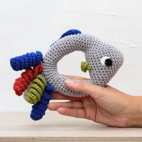 Chocalho Peixe Colorido em Amigurumi