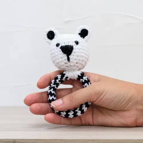 Chocalho Ursinho Preto e Branco em Amigurumi