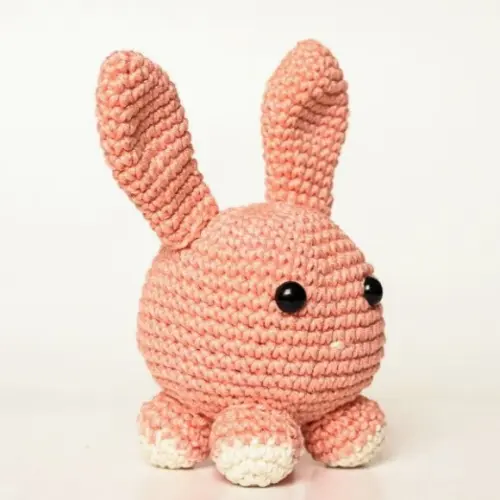 Coelho Bola Salmão em Amigurumi