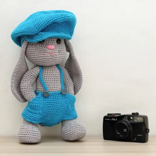 Coelho de Boné Tobias em Amigurumi