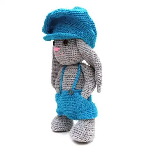 Coelho de Boné Tobias em Amigurumi