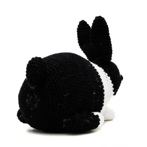 Coelho Holandês Preto e Branco em Amigurumi