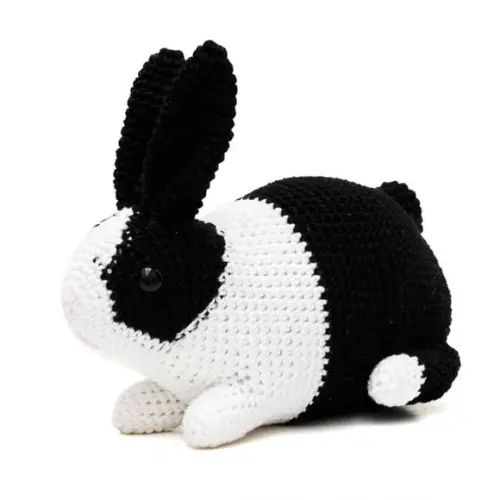 Coelho Holandês Preto e Branco em Amigurumi