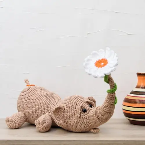 Elefante com Margarida em Amigurumi