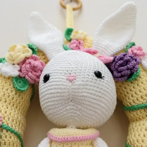 Guirlanda Coelhinha de Vestido em Amigurumi