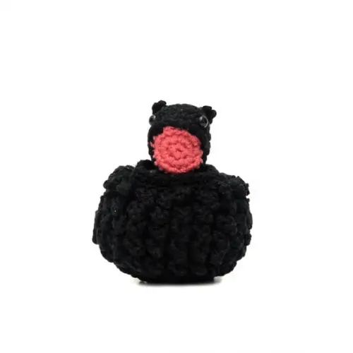 Ovo com Filhote de Dragão Preto em Amigurumi