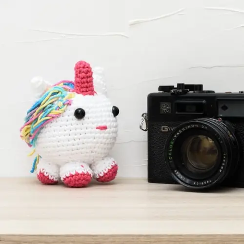 Unicórnio Bola Rosa Escuro em Amigurumi