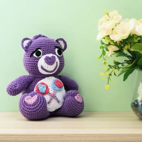 Ursinho Carinhoso Roxo em Amigurumi