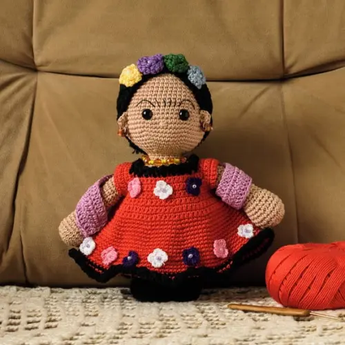 Boneca Frida Kahlo Decorada em Amigurumi