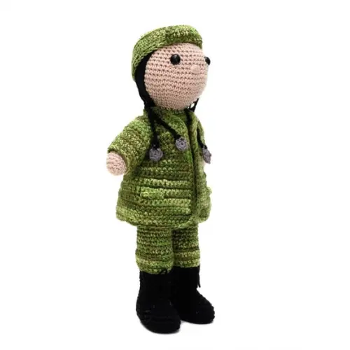 Boneca Médica Militar em Amigurumi