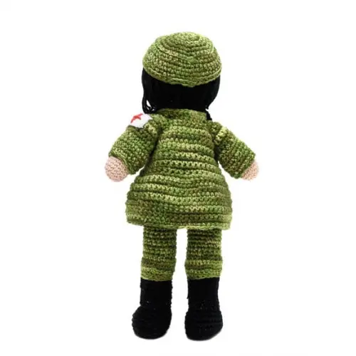 Boneca Médica Militar em Amigurumi