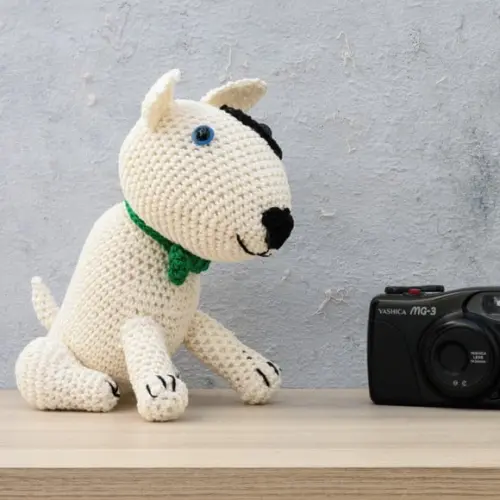 Cachorro Bacon Bull Terrier em Amigurumi