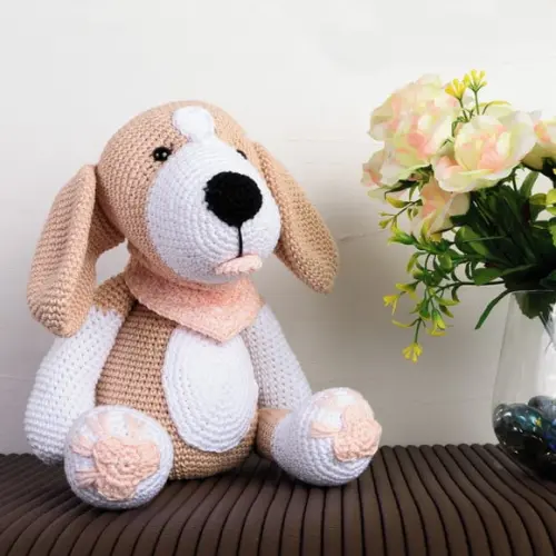 Cachorro Beagle Lenço Rosa em Amigurumi