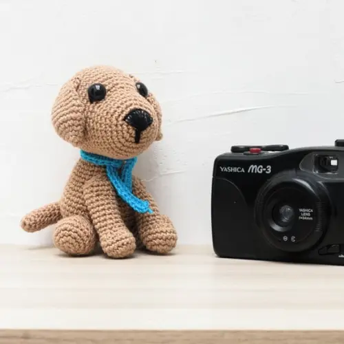 Cachorro Castanho de Manta Azul em Amigurumi