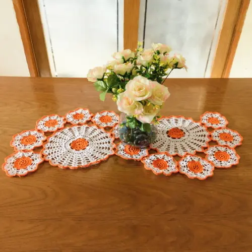 Caminho de Mesa Flores Laranja em Crochê
