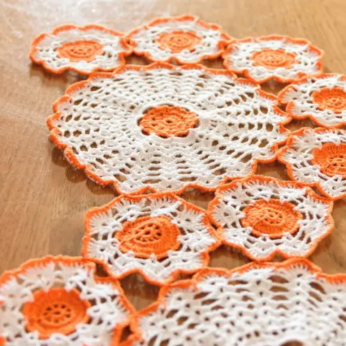 Caminho de Mesa Flores Laranja em Crochê