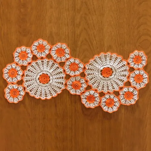 Caminho de Mesa Flores Laranja em Crochê
