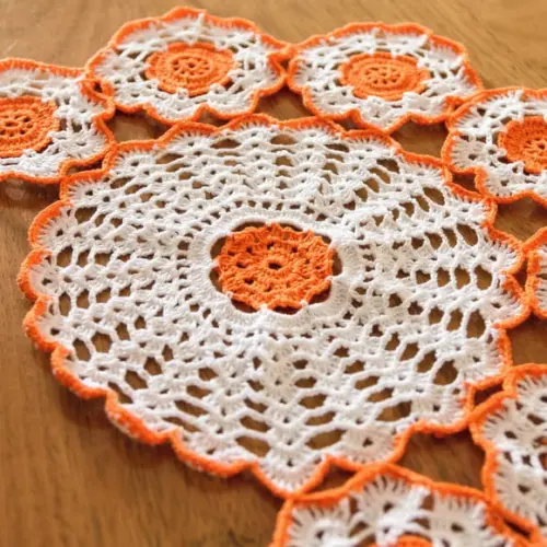 Caminho de Mesa Flores Laranja em Crochê