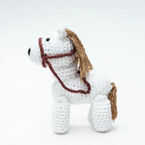 Cavalinho Barnco em Amigurumi