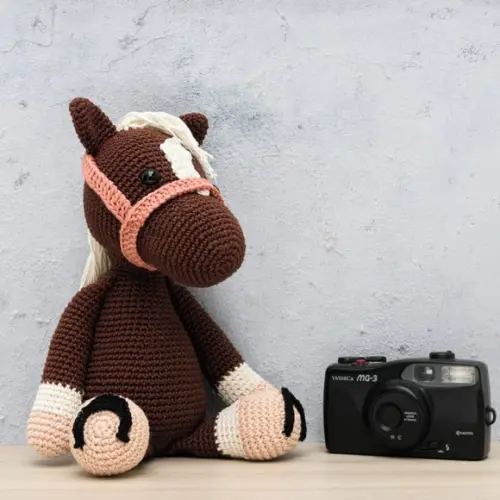 Cavalo Tordilho Marrom em Amigurumi