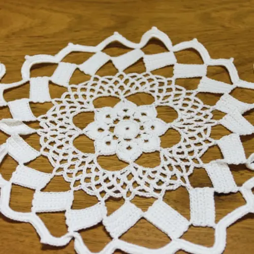 Centro de Mesa em Crochê Branco com Flores