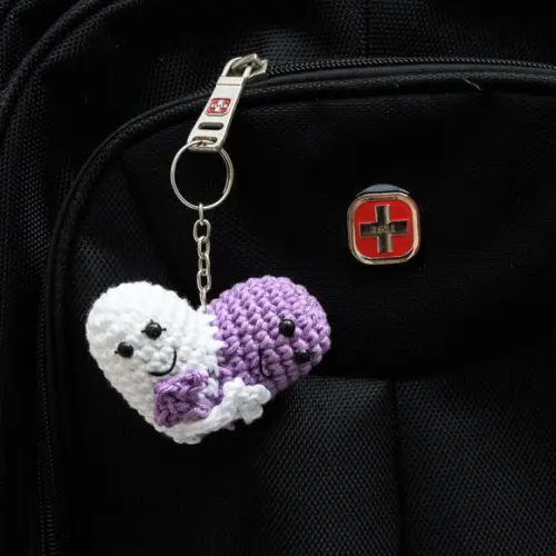 Chaveiro Abraço do Coração em Amigurumi