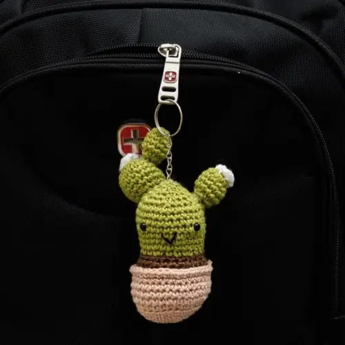 Chaveiro Cactus com Flor em Amigurumi