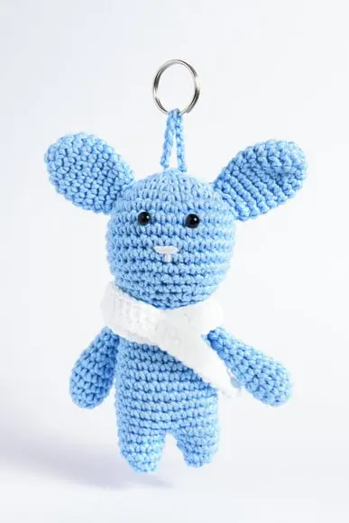Chaveiro Coelho com Cachecol em Amigurumi