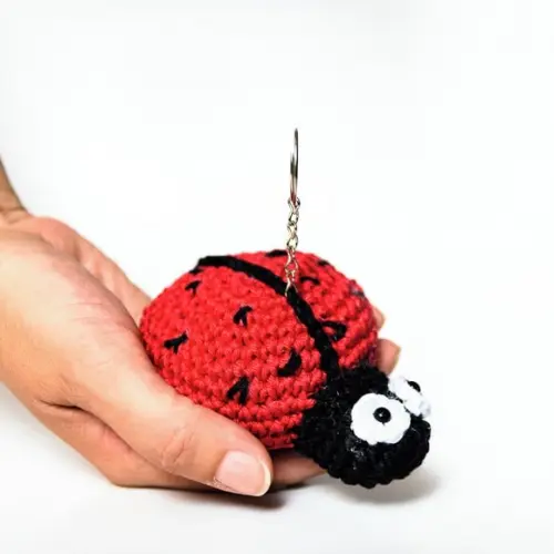 Chaveiro Joaninha em Amigurumi