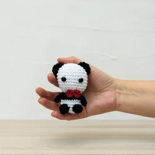 Chaveiro Pandinha de Gravata em Amigurumi