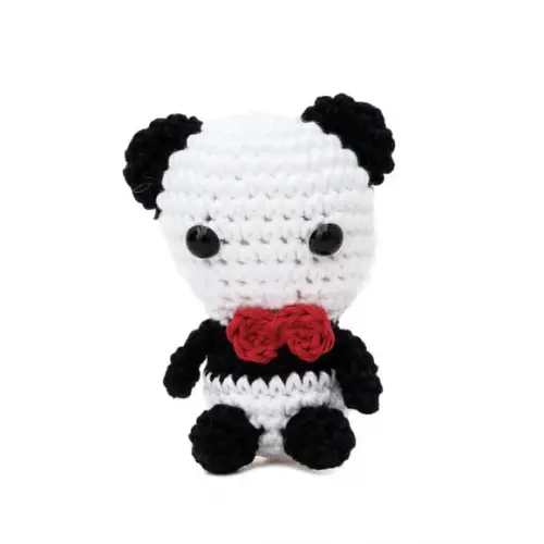 Chaveiro Pandinha de Gravata em Amigurumi