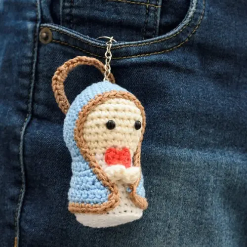 Chaveiro Santinha em Amigurumi