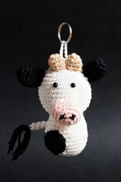 Chaveiro Vaca Holandesa em Amigurumi