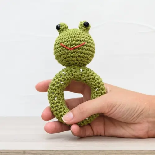 Chocalho Sapinho em Amigurumi