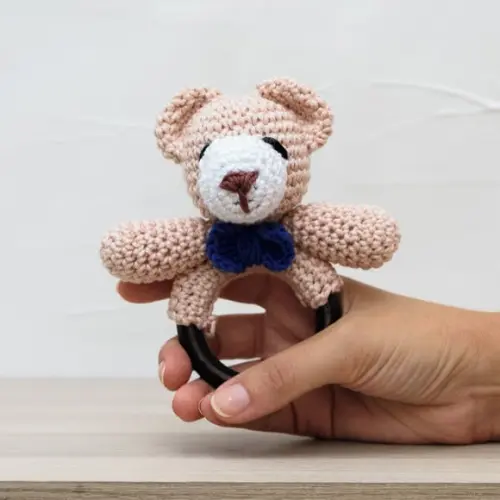 Chocalho Ursinho de Gravata em Amigurumi