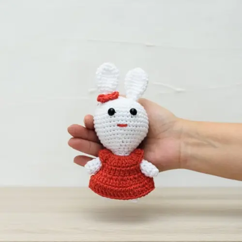 Coelha de Vestido em Amigurumi