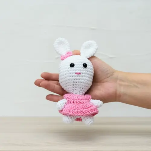 Coelha de Vestido em Amigurumi