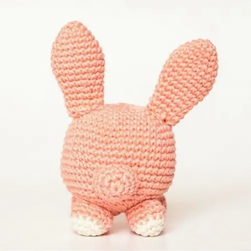 Coelho Bola Salmão em Amigurumi