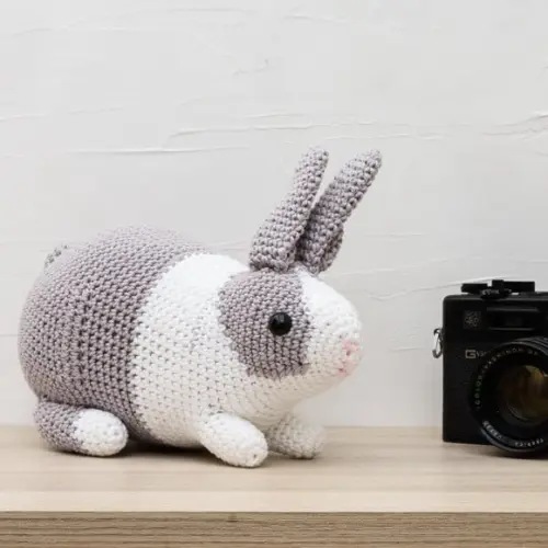 Coelho Holandês Cinza e Branco em Amigurumi