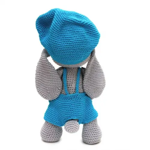 Coelho de Boné Tobias em Amigurumi
