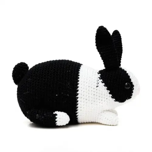 Coelho Holandês Preto e Branco em Amigurumi