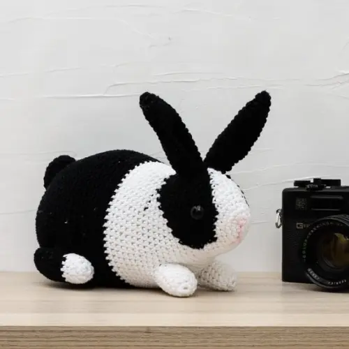 Coelho Holandês Preto e Branco em Amigurumi