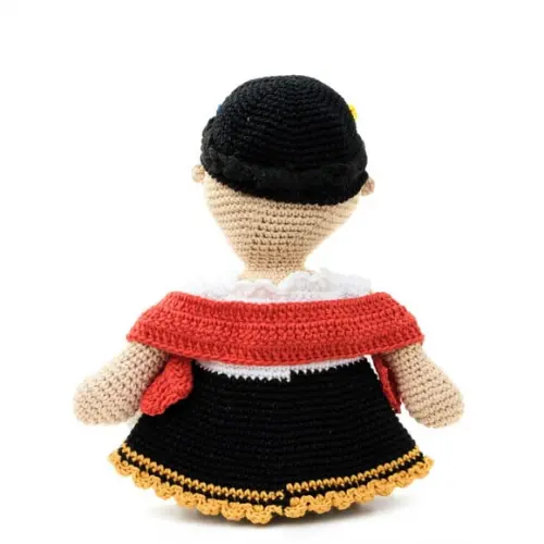Frida Kahlo Costureira em Amigurumi