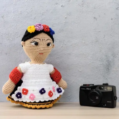 Frida Kahlo Costureira em Amigurumi
