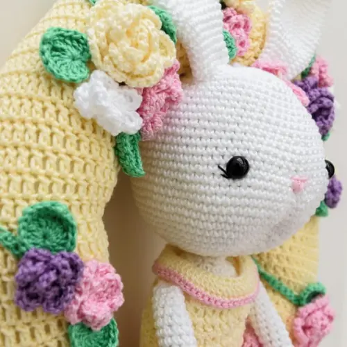 Guirlanda Coelhinha de Vestido em Amigurumi