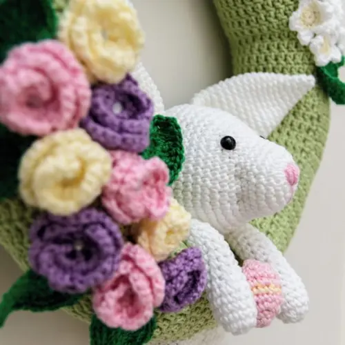 Guirlanda Coelhinho Preguiçoso em Amigurumi
