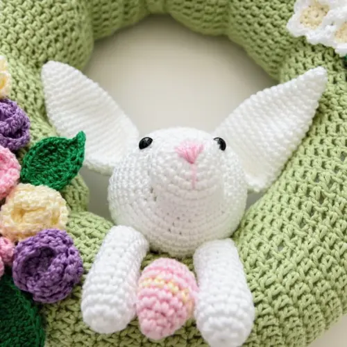 Guirlanda Coelhinho Preguiçoso em Amigurumi